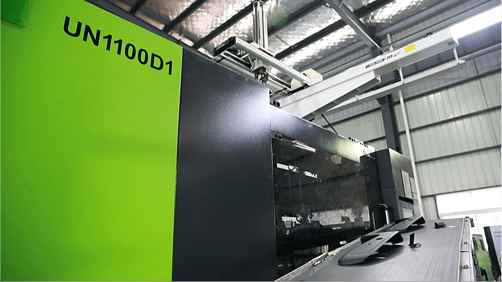 银宝山新：UN1100 D1两板机，生产广菲克汽车内饰件